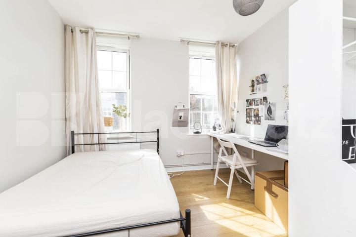 Recently refurbished three double bed flat mins to Tube & Regents Park Arlington Road , Camden